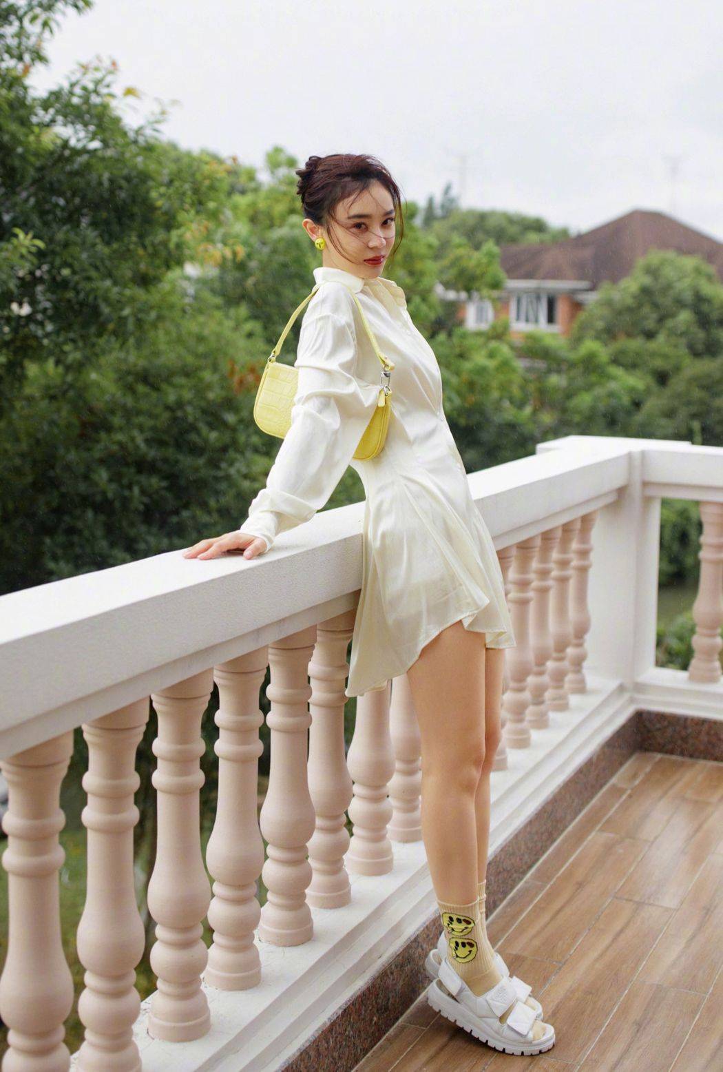 身材 袁姗姗颜值下滑真快，穿方领小黑裙显“老态”，身材倒是很抢镜