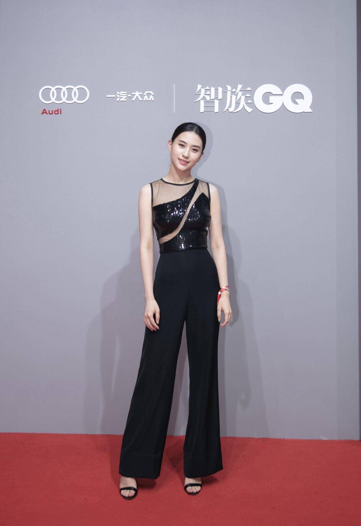 流苏 何超莲不愧是名媛，穿一袭白色流苏裙优雅如天鹅，太有千金气质