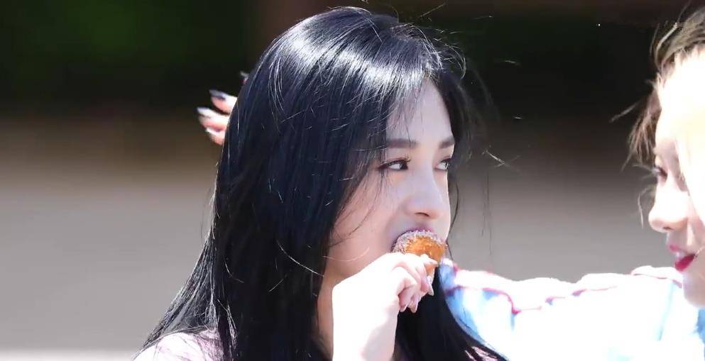 服装 周洁琼吃东西的时候，不注意形象，不过穿休闲风服装还是很时尚