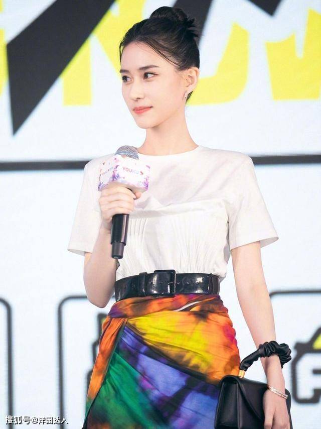 设计 何超莲气质不输当红女星，扎染裙也轻松驾驭，“千金体质”惹人羡