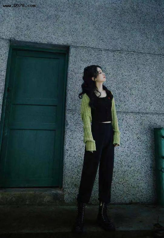 设计 秋冬针织怎么搭？赵丽颖秋冬长裤配针织，半露肩自带慵懒气息