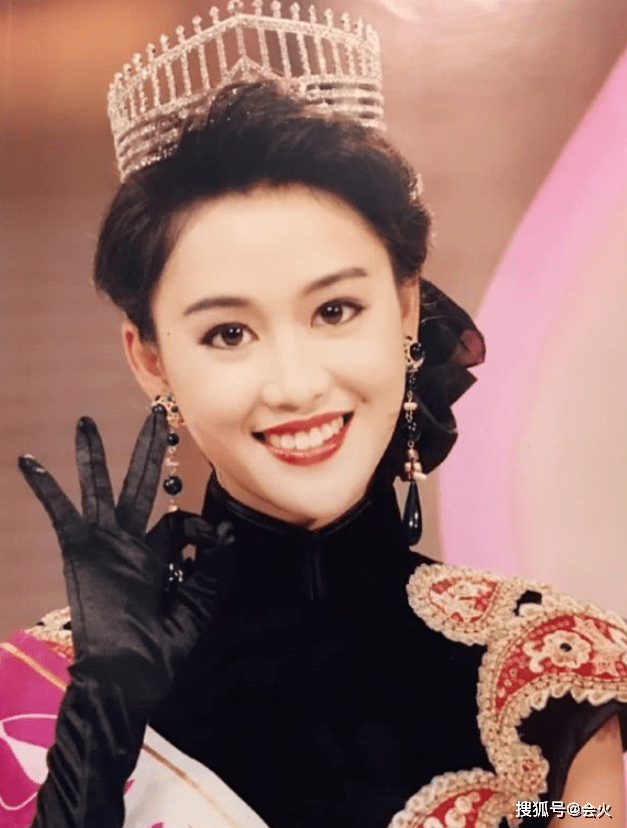 平台51岁港姐梁小冰晒新居！家中热舞大秀白嫩香肩，穿厚底鞋遭吐槽