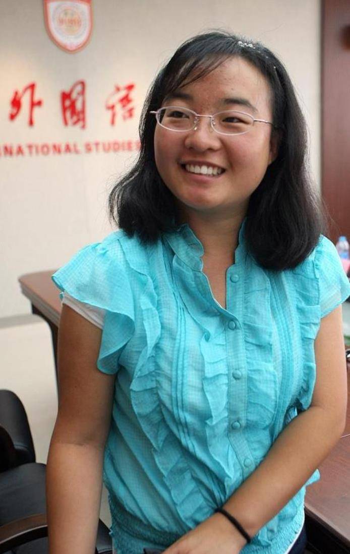 服装 魏敏芝不愧是最低调的谋女郎,穿衣朴素还不爱化妆,活得挺真实的