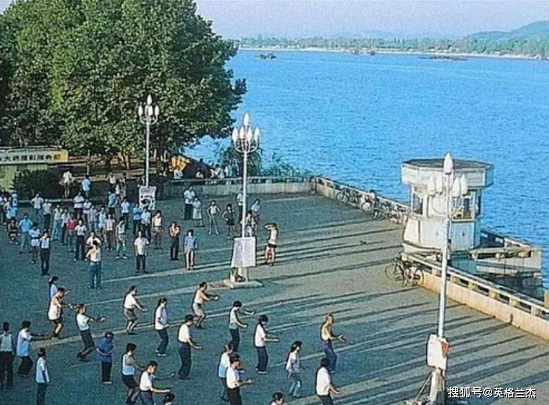 80年代长沙老照片，湘江风光很漂亮，还可以游泳，一起来看看吧！