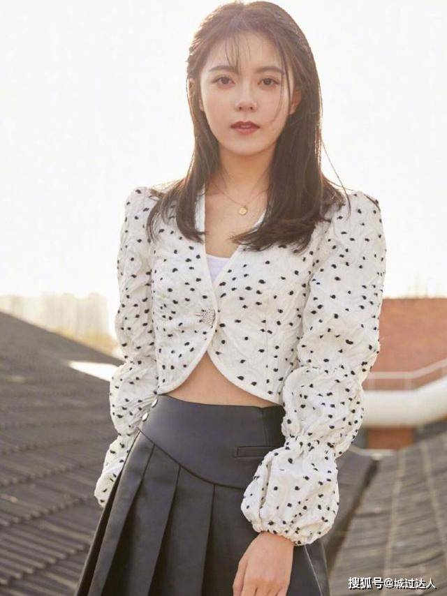 感觉 赵今麦越来越有女人味，穿褶皱波点衫优雅灵动，魅力挡不住