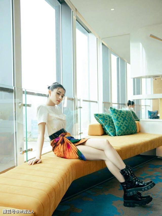 设计 何超莲气质不输当红女星，扎染裙也轻松驾驭，“千金体质”惹人羡