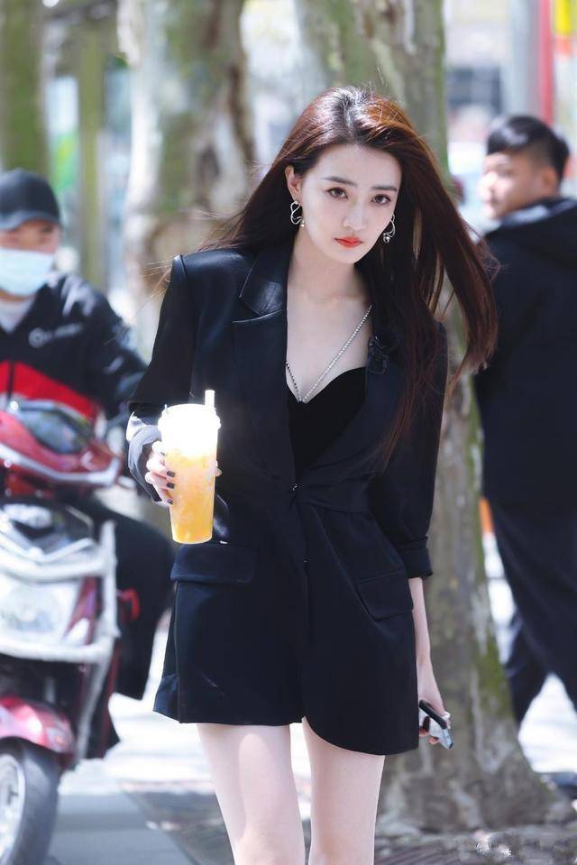 身材 徐璐又美出了新高度，穿黑色西装利落干练，一双“豆腐腿”更惹眼