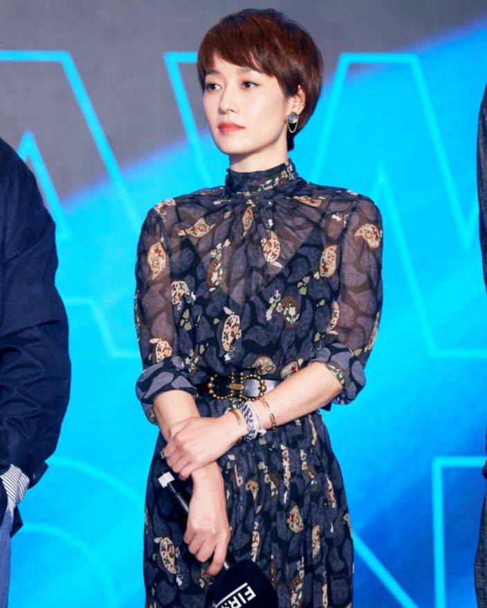 马伊琍 马伊琍气质真不错，能把“大妈睡裤”穿出高级感，看着还挺时髦