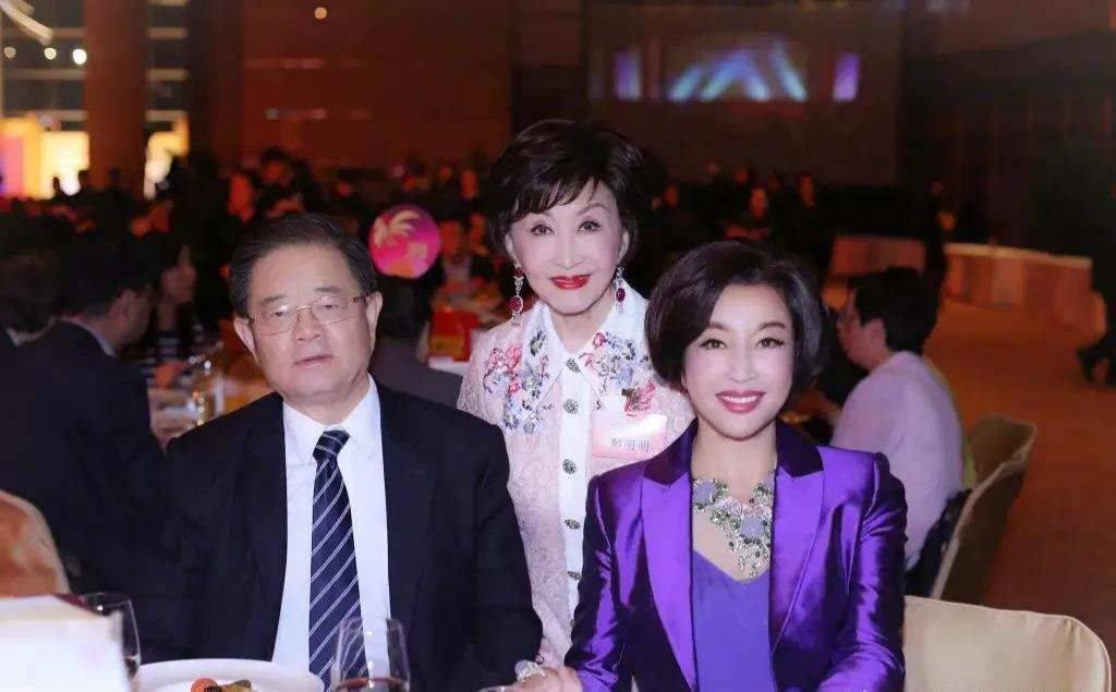 老公 刘晓庆保养得真好，穿紫色西装太时髦，和大13岁老公同框似父女