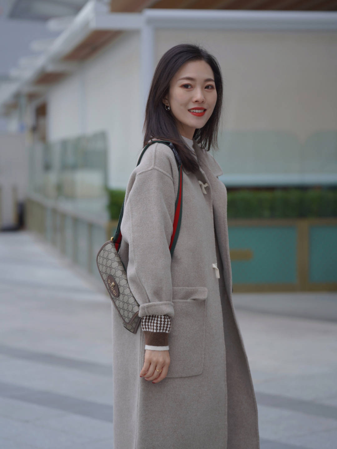 下半身 秋冬季的大衣搭配技巧,内搭黑色针织衫和白色牛仔裤,高级又时髦