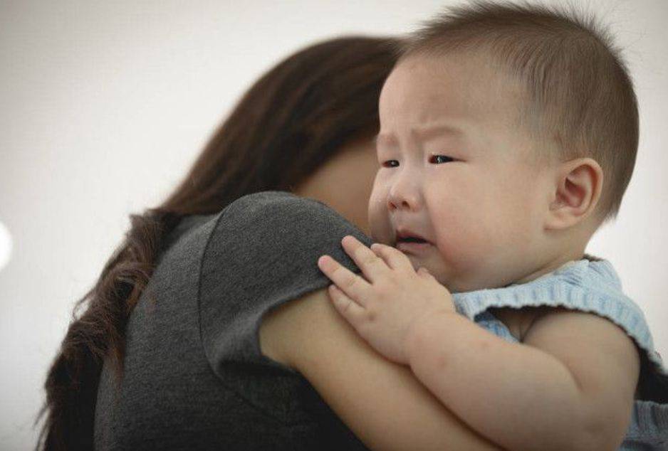 小孩怕生怎麼辦，嬰兒認人時在主要照顧者懷裡用眼神觀察陌生人