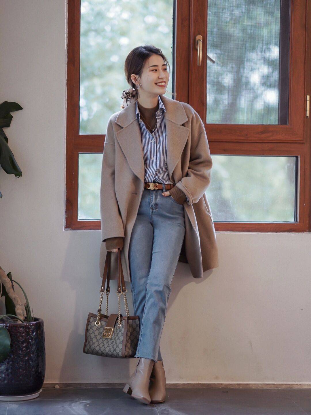 下半身 秋冬季的大衣搭配技巧，内搭黑色针织衫和白色牛仔裤，高级又时髦