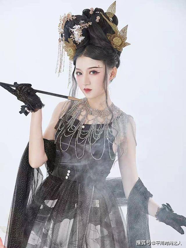 进行 2021新时尚!水墨风洛丽塔火遍Lo圈,女生吃土也要抢