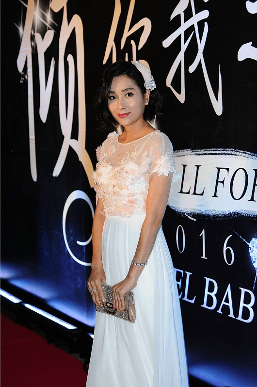 显得 很难相信杨恭如都快50岁了，不仅会穿会打扮，身材也好到让人羡慕