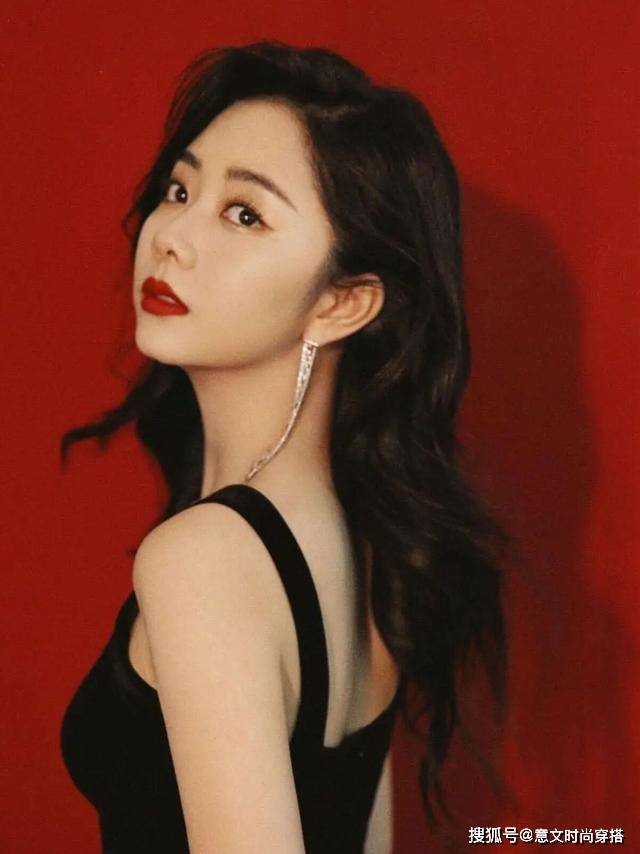 颜色 谭松韵气质是真好，虽然身上裙子设计简单，但始终带着高贵感