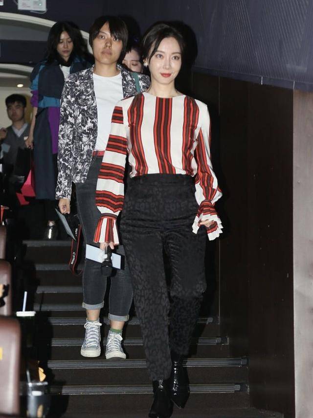 条纹 真正见过世面的女人，穿条纹衫很少配裙子，瞧瞧陈数就知道