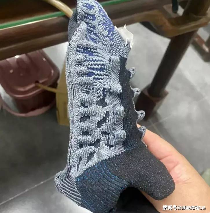 原价 Yeezy 350 v2新面貌，换面不换底Kanye又行了！