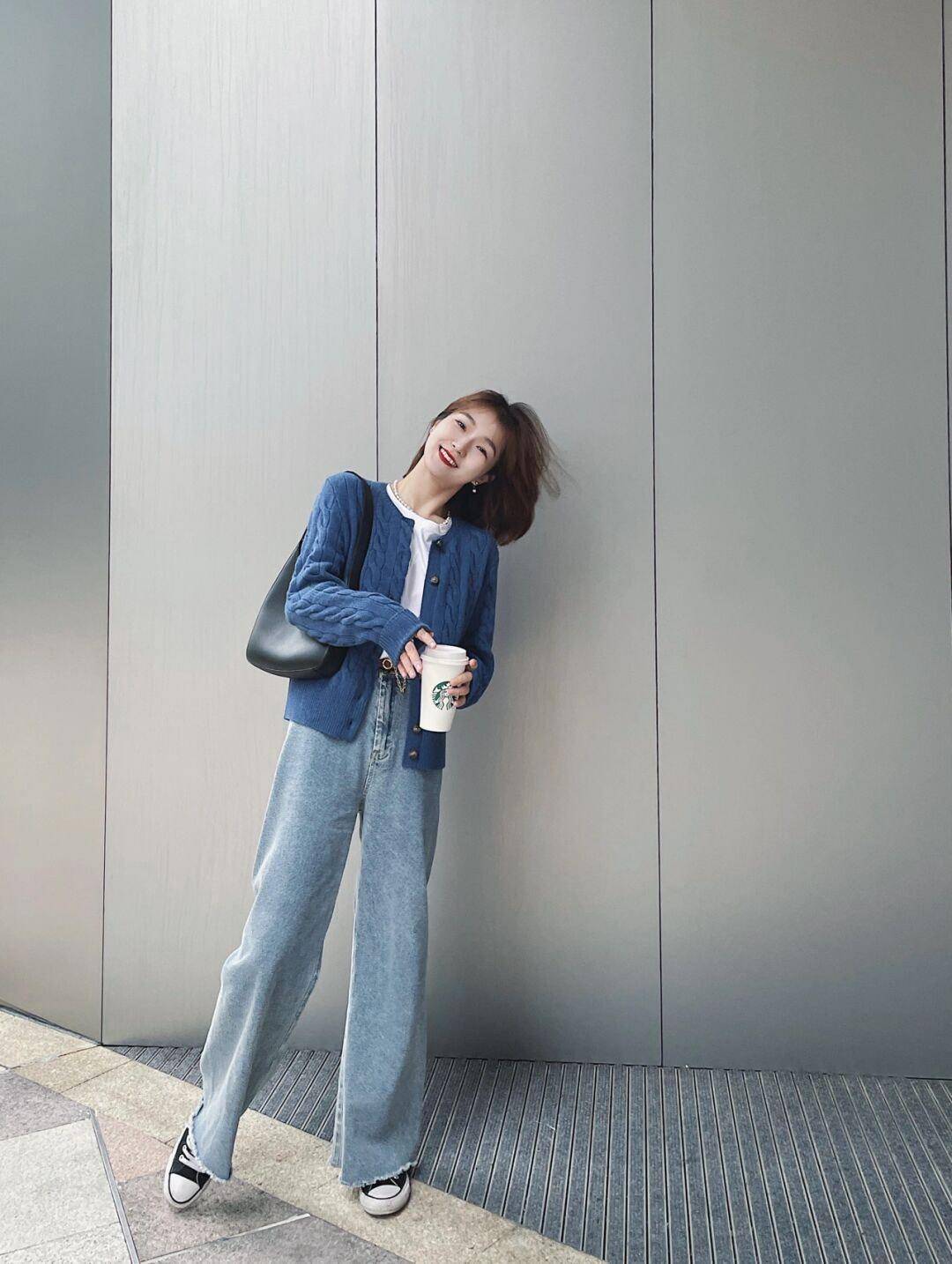 女生 秋冬穿搭指南！奶黄色连帽棉服+白色高领毛衣，保暖又时髦