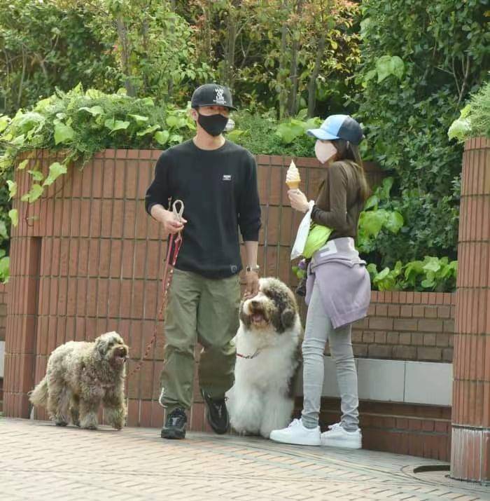 进行 工藤静香与木村拓哉结婚21年仍恩爱,穿小脚裤秀身材,比例完美