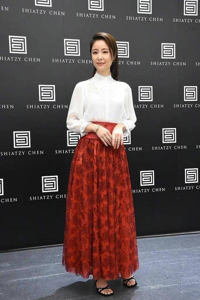 江疏影 江疏影带“火”了粉色衬衫，配卡其色半身裙青春靓丽，大长腿抢镜