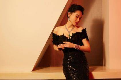 品牌 许晴身材太让人惊艳！穿紧身裙水蛇腰瞩目，生图白到发光妩媚撩人