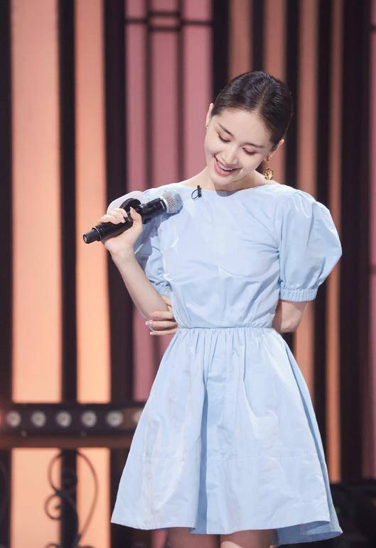 黑色 王子文真是小个子“超模”，蓝色泡泡袖连衣裙娇俏可人，温柔甜美