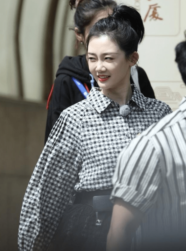 苗苗 苗苗也太会穿搭了,偷穿郑恺的衬衫出席活动,走在街上成为焦点