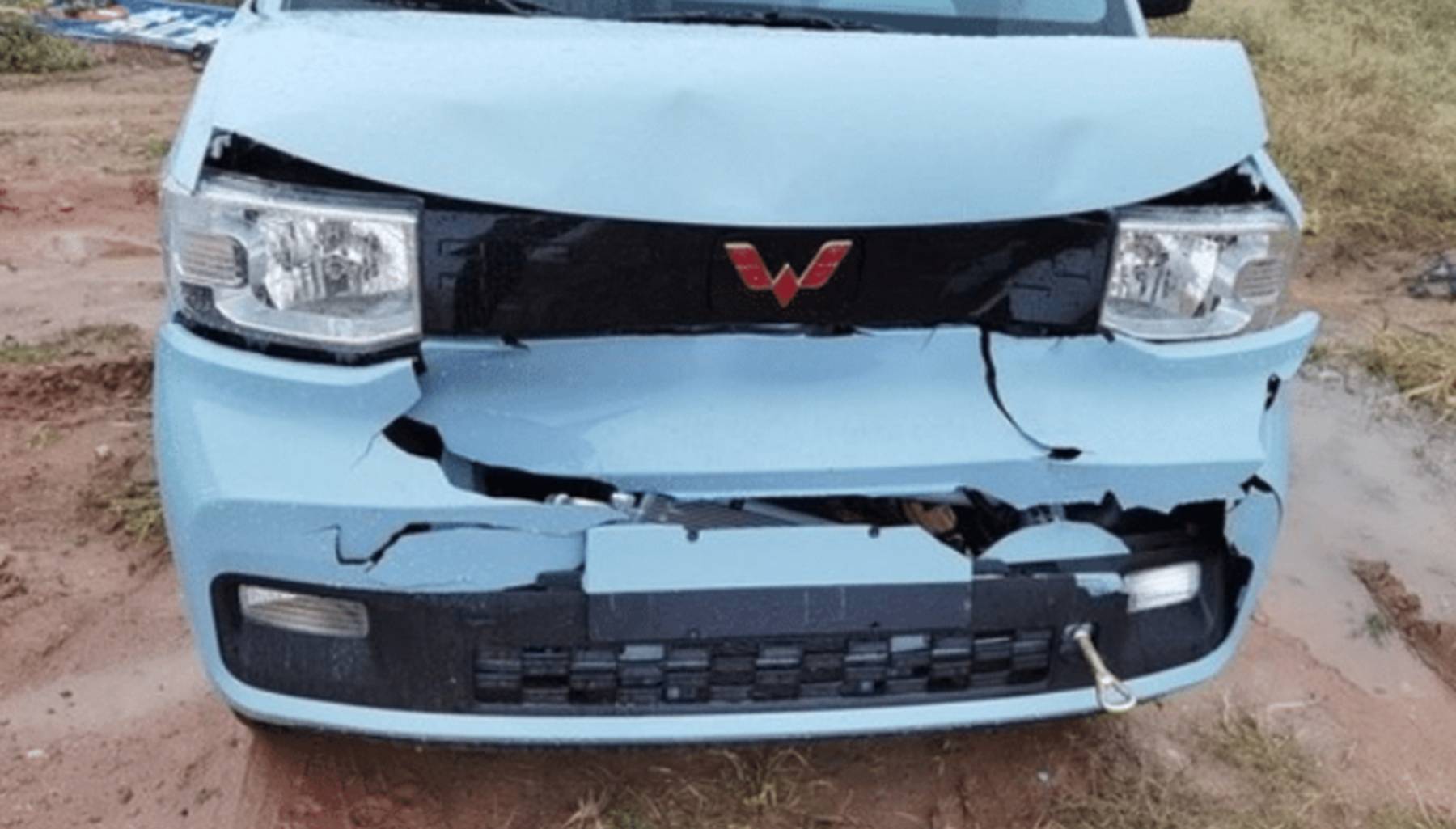 五菱宏光mini被宝马mini追尾车祸现场曝光宝马车主没眼见人