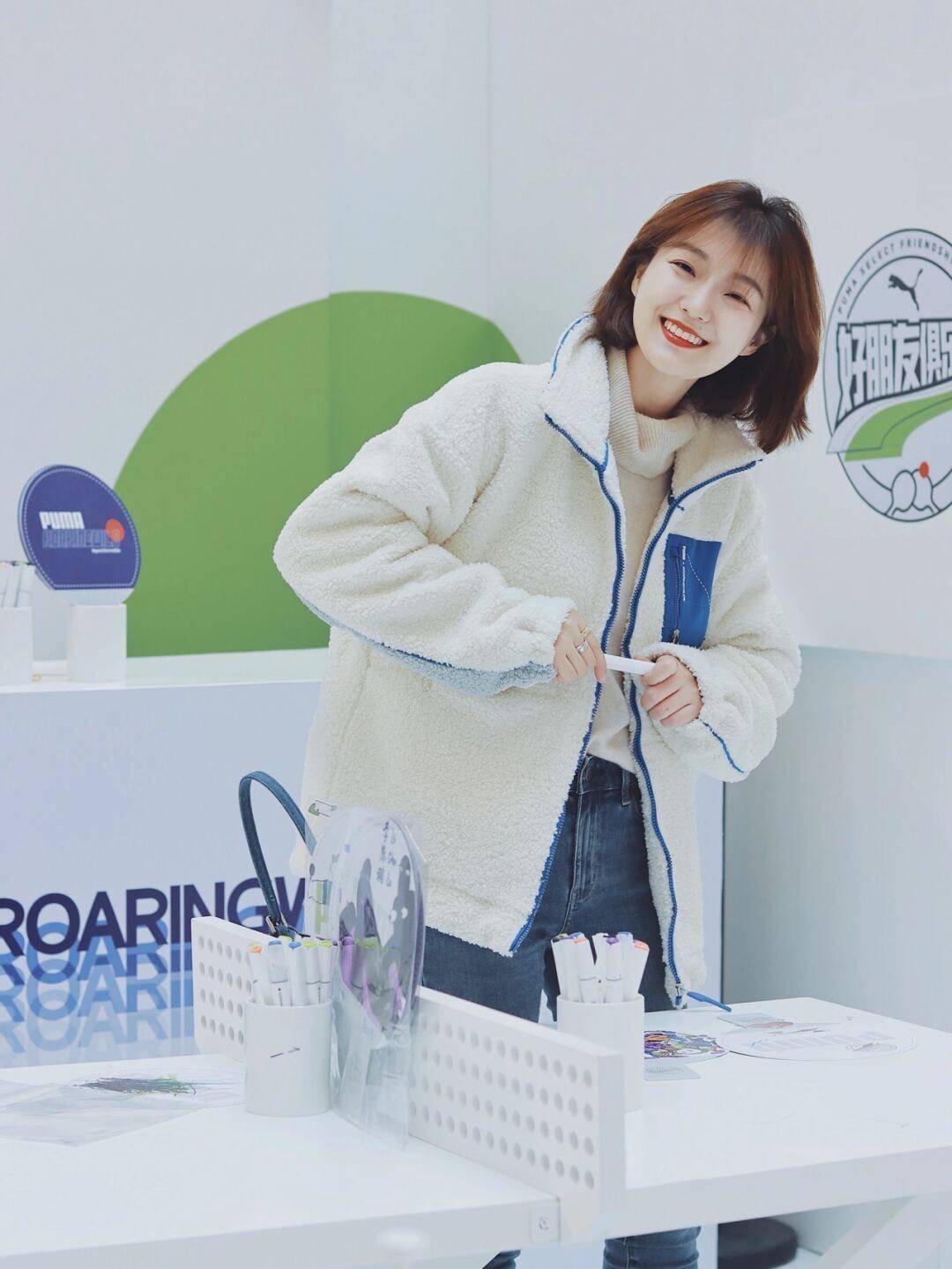 女生 秋冬穿搭指南!奶黄色连帽棉服+白色高领毛衣,保暖又时髦