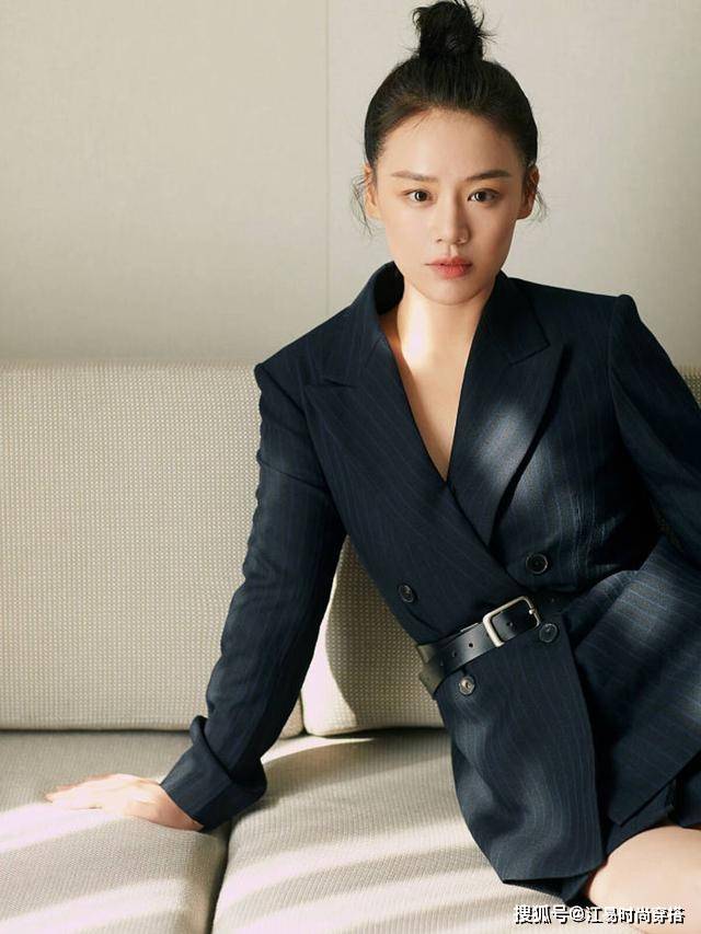 设计 马思纯瘦了以后就是任性!比例不输模特,穿三分西装裙太惹眼
