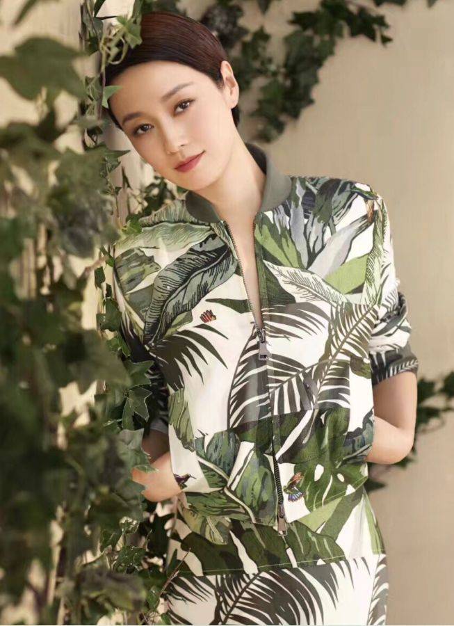 马伊琍 马伊琍气质真不错，能把“大妈睡裤”穿出高级感，看着还挺时髦