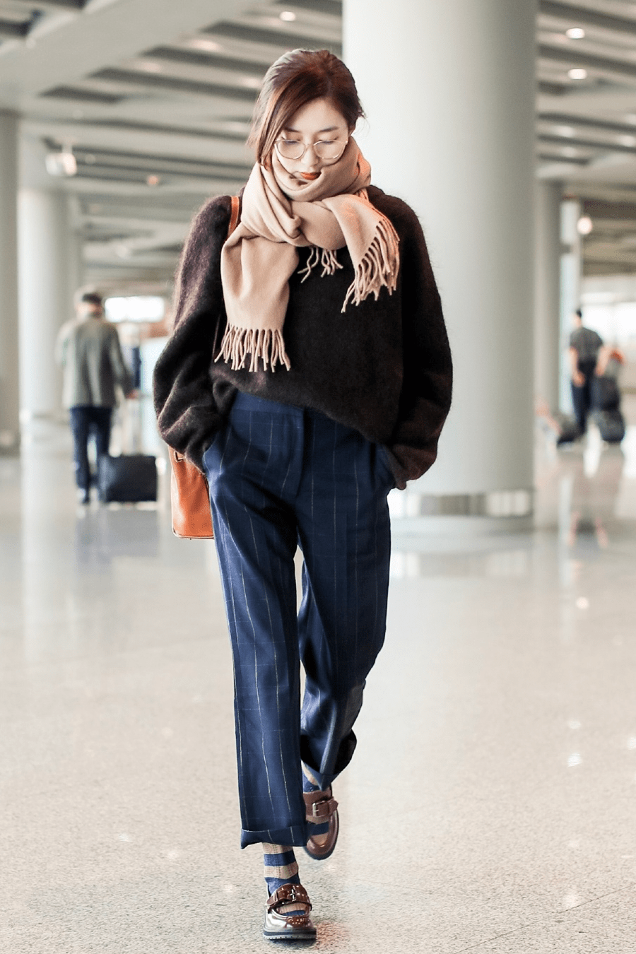 的比例 江疏影身材好太任性,穿一身牛仔套装扮酷,大长腿真是惹人羡