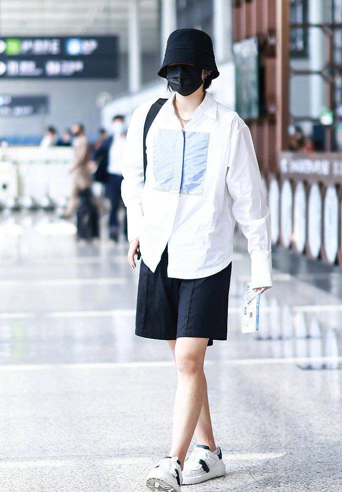 中性 华为小公主姚安娜风格大变,中性风走机场认不出,比男明星还帅气
