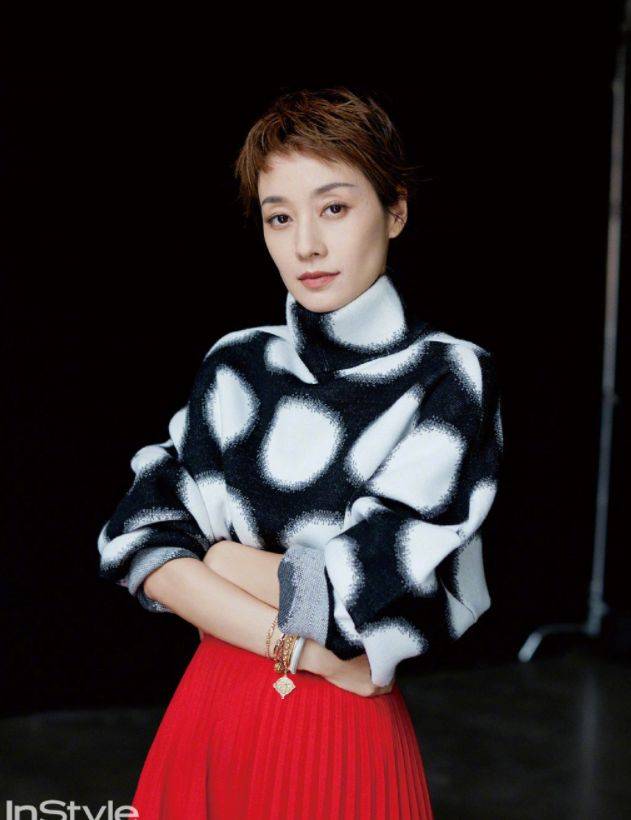 马伊琍 马伊琍气质真不错，能把“大妈睡裤”穿出高级感，看着还挺时髦