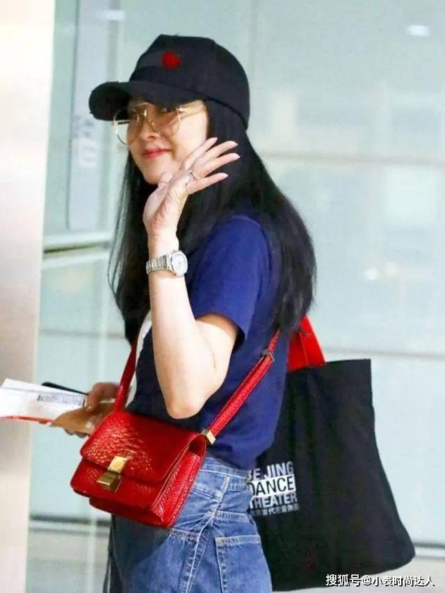 配饰 王艳穿搭好接地气，身上T恤看似朴素，她穿上却像“阔太”