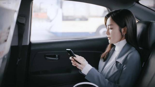 职场 秦岚新剧大爆火！穿职场装美过刘涛袁泉，刚一开播就靠穿搭赢了