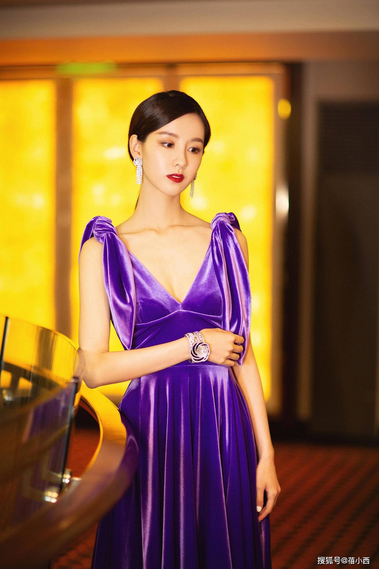 陈都灵终于换气派气势，一袭紫色深V领连衣裙高调亮