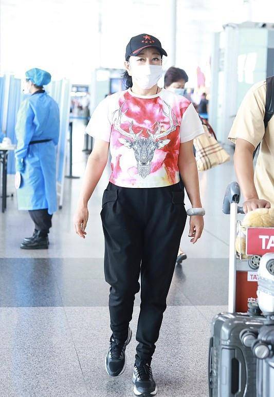 图案 刘晓庆虽然上了年纪，但心态很年轻，穿彩色上衣很时髦