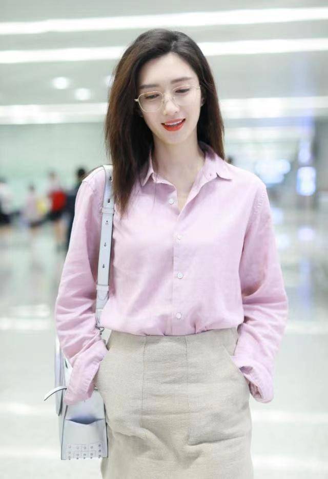 江疏影 江疏影带“火”了粉色衬衫，配卡其色半身裙青春靓丽，大长腿抢镜