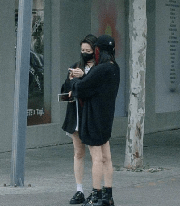 卫衣 杨幂和闺蜜逛街被偶遇，上半身穿着加厚卫衣，下半身却照样秀长腿