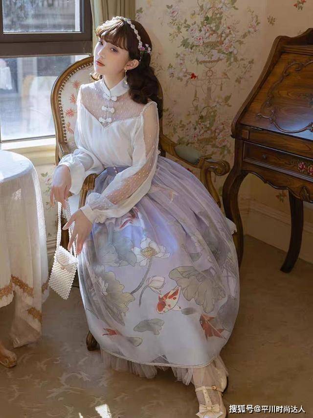 进行 2021新时尚!水墨风洛丽塔火遍Lo圈,女生吃土也要抢