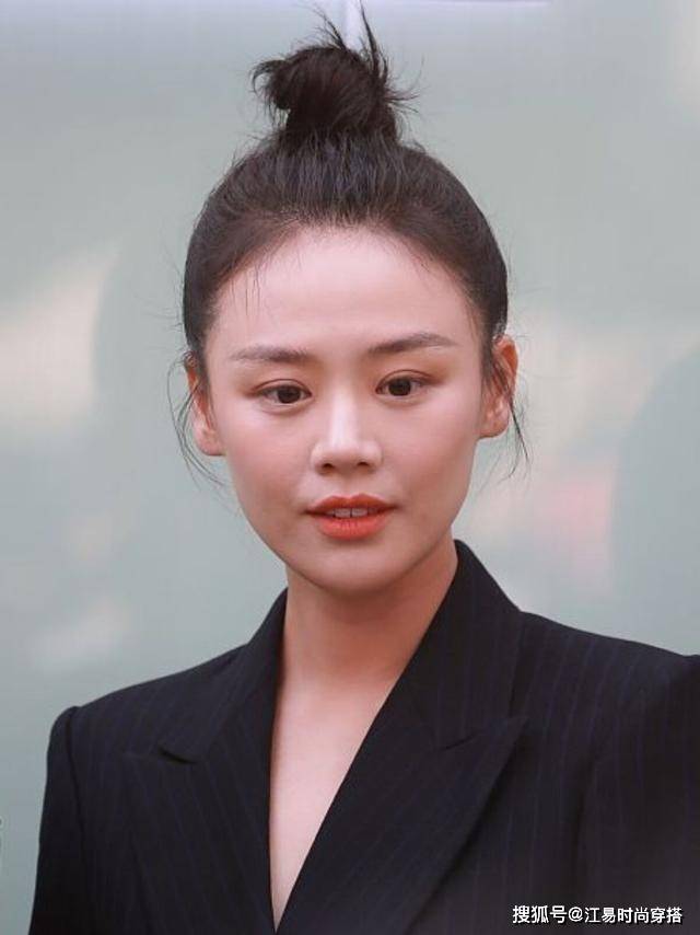 设计 马思纯瘦了以后就是任性!比例不输模特,穿三分西装裙太惹眼