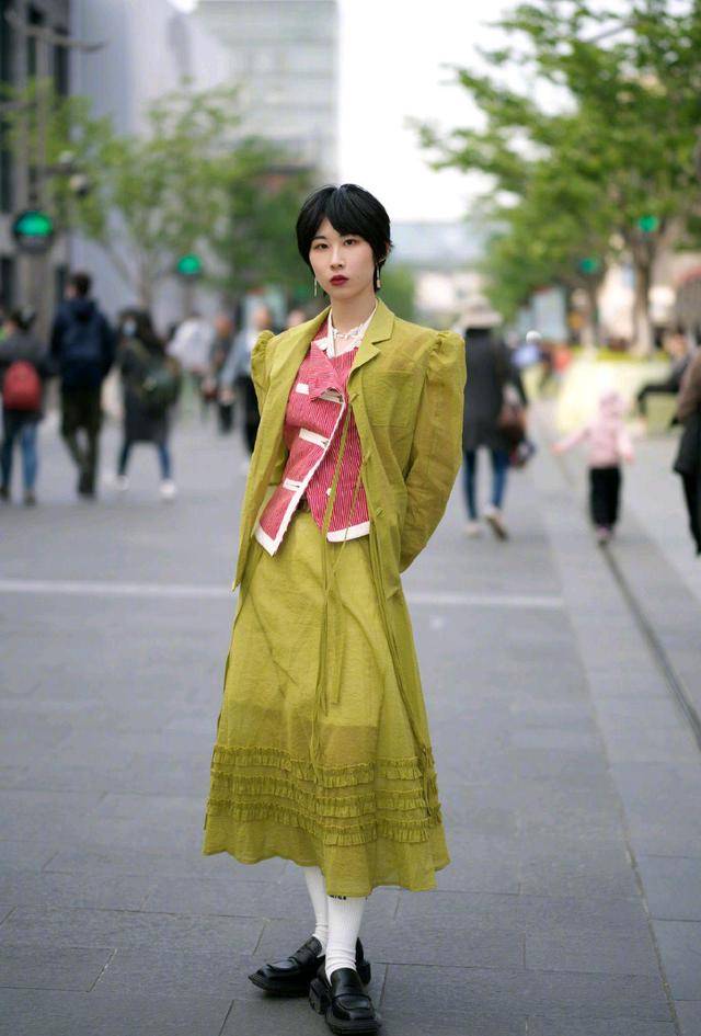 颜色 穿腻了简约的黑白灰，今年夏天这些颜色值得一试，清新简约还显白