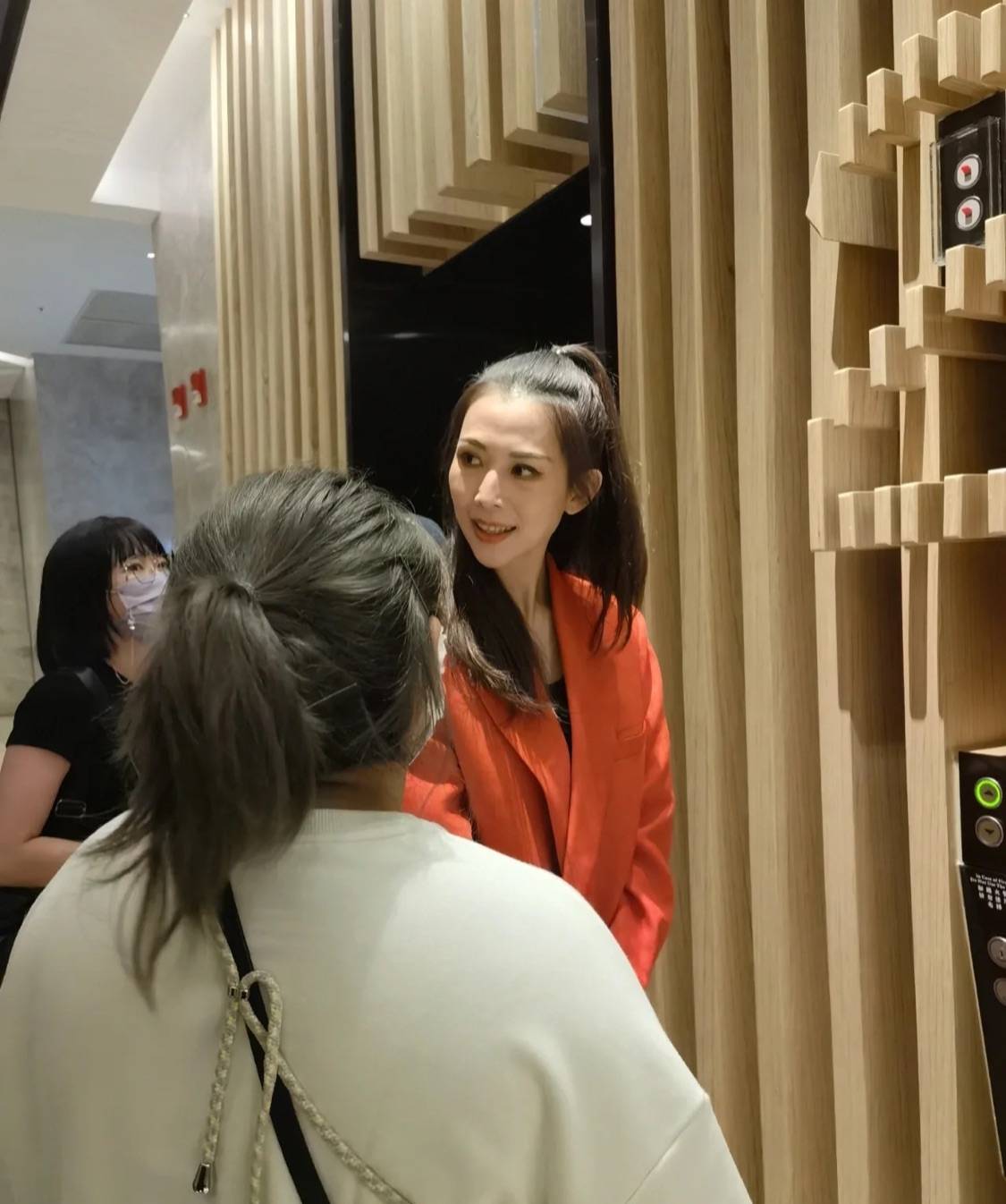 气色在电梯偶遇蔡少芬，穿红大衣好漂亮，脸凹陷下垂也比普通人年轻！