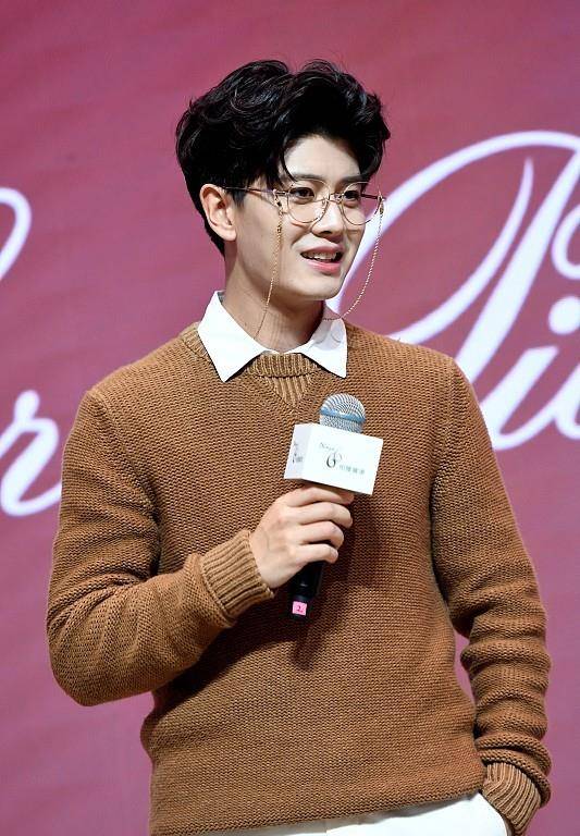 设计 “帅气奶爸”任嘉伦戴眼镜显儒雅，“反穿毛衣”挺有型，魅力尽显