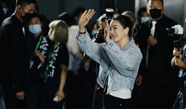 身材 巩俐打扮起来还像刚出道的样，廓形夹克配T恤，比年轻小花还抢眼