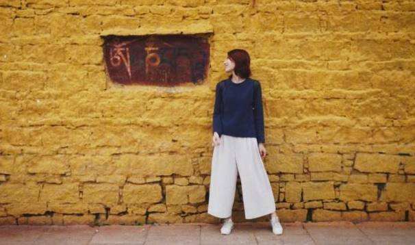 马尾 许婧一身绿色毛衣裙温柔清新，扎起马尾像少女