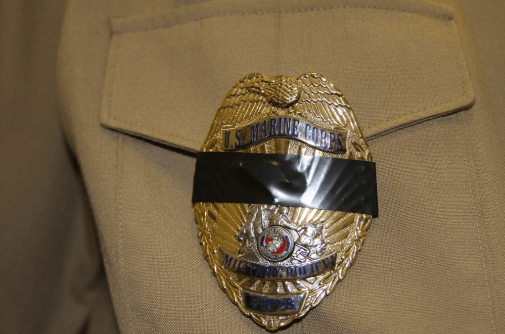 另外,美国警察的徽章上也可以佩戴黑纱,上面就是几种不同警徽上佩戴的