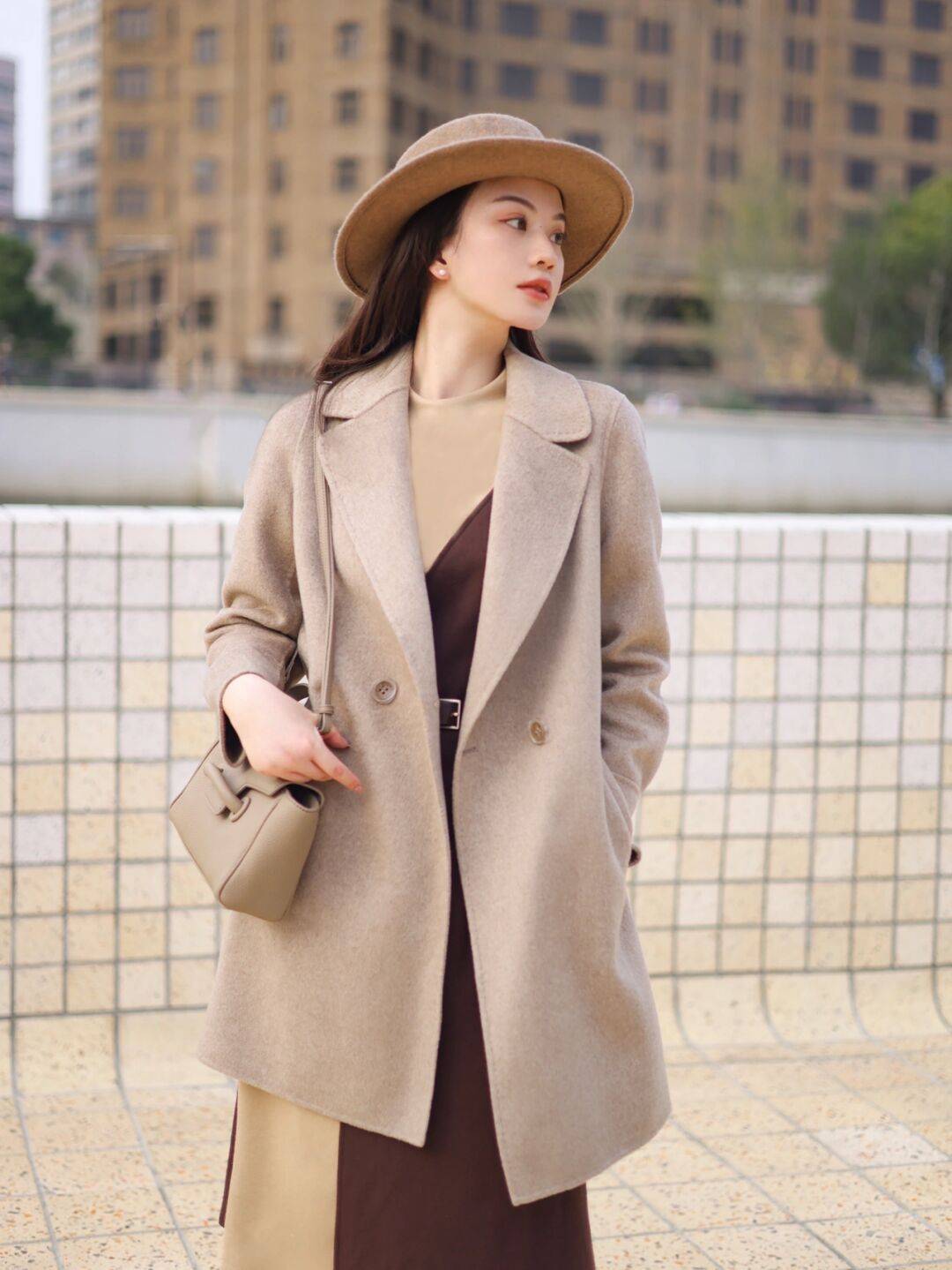 下半身 秋冬季的大衣搭配技巧，内搭黑色针织衫和白色牛仔裤，高级又时髦