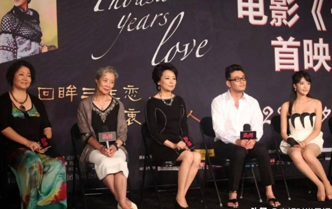 整体 吕中头发都白了,穿“奶奶衫”气场强,同框小17岁张瑜看着像母女